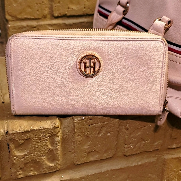 Tommy Hilfiger cream color small arm purse - Picture 3 of 3
